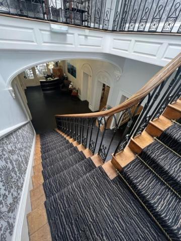Antrobus Hotel Еймсбъри Екстериор снимка