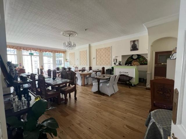 Antrobus Hotel Еймсбъри Екстериор снимка