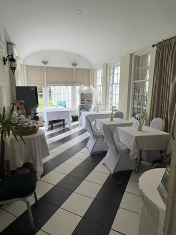 Antrobus Hotel Еймсбъри Екстериор снимка