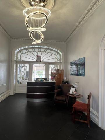 Antrobus Hotel Еймсбъри Екстериор снимка