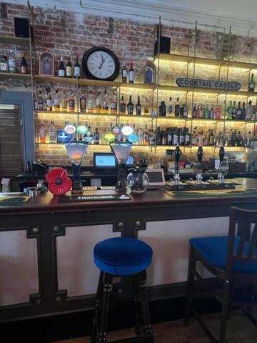 Antrobus Hotel Еймсбъри Екстериор снимка