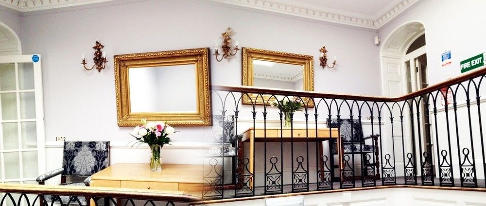 Antrobus Hotel Еймсбъри Екстериор снимка