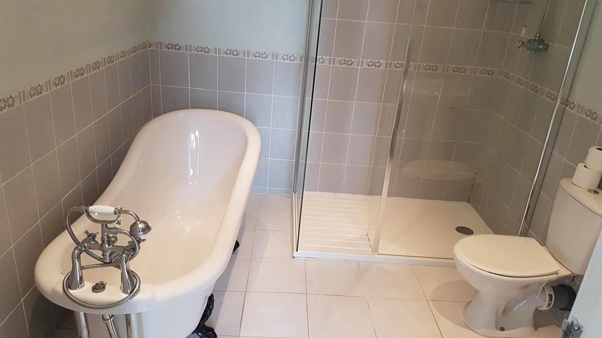 Antrobus Hotel Еймсбъри Екстериор снимка